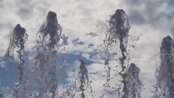 Su çeşme jetleri önünde mavi bulutlu gökyüzü üfleme — Stok video