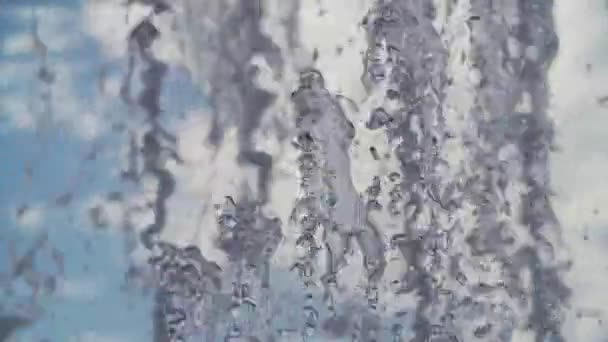 Water fountain jets sprinkles in front of blue cloudy sky — Stock Video