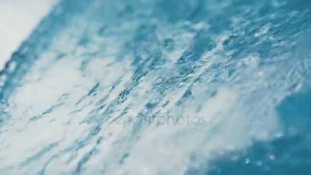 Zeitlupe: Wasser spült von Metallwasserfall in blaues Schwimmbad — Stockvideo