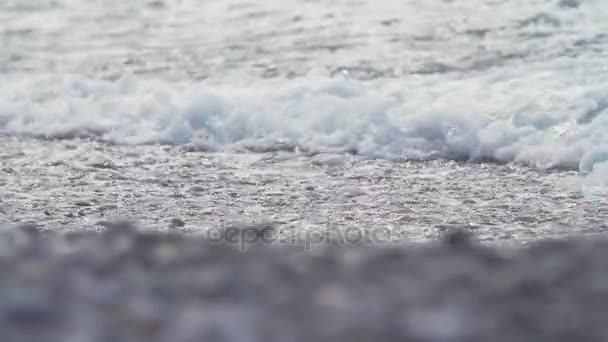 Océano olas de agua sopla en la orilla cubierta de piedras — Vídeo de stock