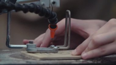 Ağır çekim marangoz El jig üzerinde desen dışarıda yığın odun kesme makinesi gördüm