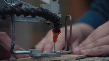 Ağır çekim joiner el jig üzerinde desen dışarıda yığın odun kesme makinesi gördüm