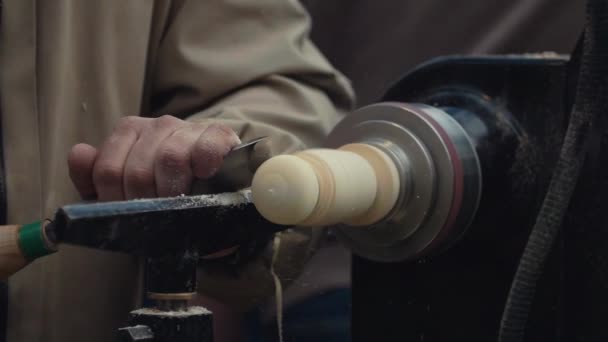 Mains de charpentier à mouvement lent coupant la poignée hors pièce de bois tournant sur la machine — Video