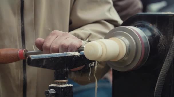 Lento movimento woodworker mãos de corte lidar com peça de madeira girando na máquina — Vídeo de Stock