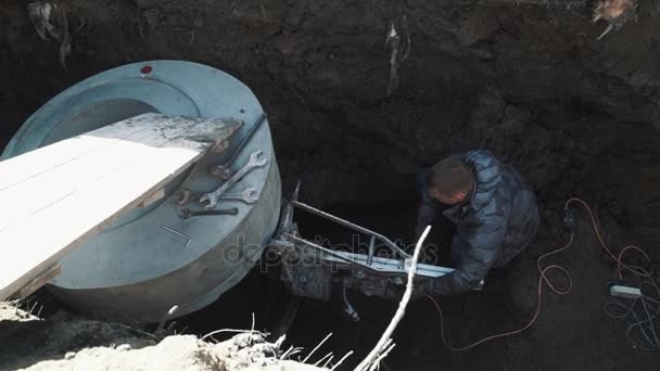 Homem broca buraco circular no anel de bueiro câmara de concreto usando broca industrial — Vídeo de Stock