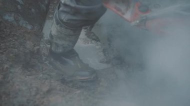 Toz ve duman alt tarafından üreten bir sürü hendek kir Betonda gördüm.