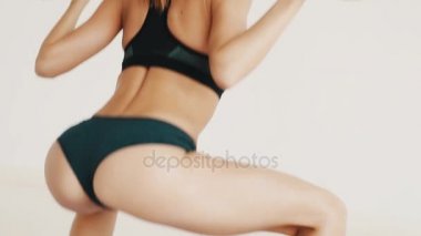 Seksi sportif kız Sit yapıyor ups ile Halter parlak beyaz spor salonunda