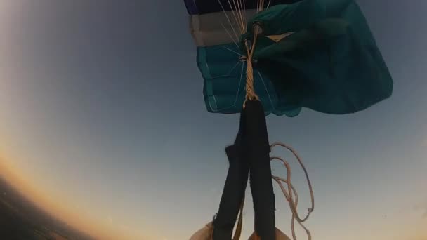 Парашутист розплутати парашутом в небо. Висота. Екстремальній ситуації. Захід сонця. Швидкість — стокове відео