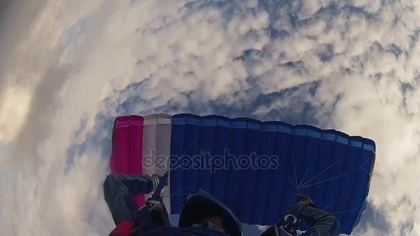 Skydiver no capacete paraquedas no céu. Altura. Desporto extremo. Velocidade. Queda — Vídeo de Stock