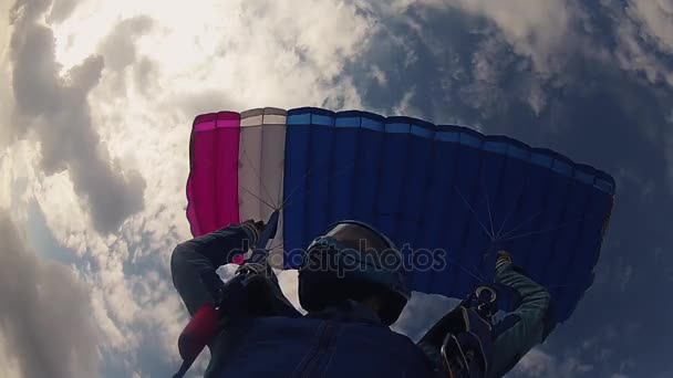 Profesjonalnych spadochroniarz w kask ze spadochronem w niebo. Wysokość. Sport ekstremalny. Prędkość — Wideo stockowe
