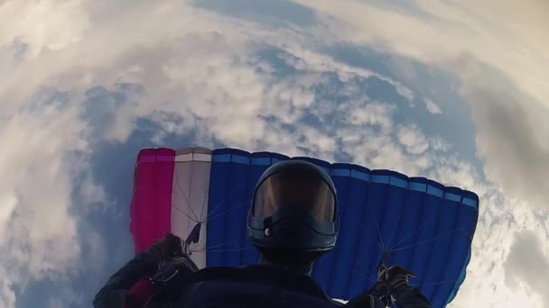 Fallschirmspringer in Uniform bei bewölktem Himmel. Höhe. Extrem. — Stockvideo