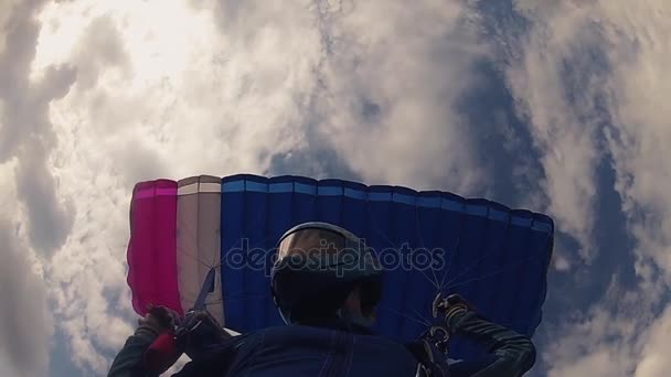 Kask gökyüzünden paraşütle atlama içinde profesyonel skydiver. Uçuş. Aşırı spor. Hız — Stok video