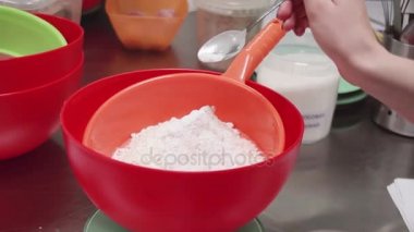 Karıştırma kase un içine kaşık kabartma tozu kadın Pastane chef el koyar
