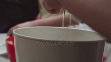 Kadın pasta şefi sonları karıştırma kase mutfak at içine yumurta eller.