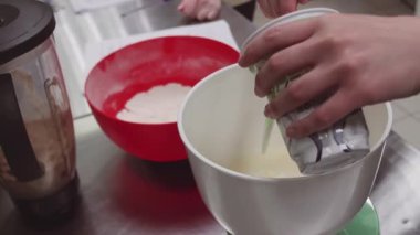 Pudra kadınların ellerini koyar ekşi krem mutfak at kase karıştırma içine