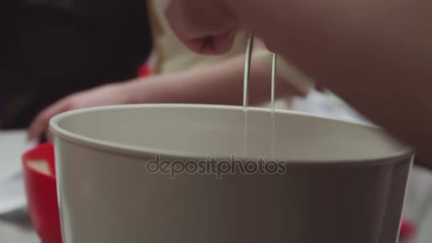 Nő cukrász kezek szünetek tojást a keverőtálból konyha — Stock videók