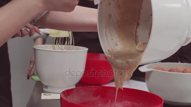 Ženy ruce prolít crème těsto do pekáče v kuchyni — Stock video