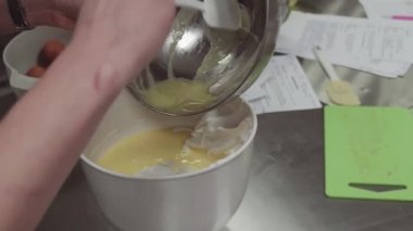 Kase krema ile karıştırma içine çırpılmış yumurta sarısı kadın pastacı koyar