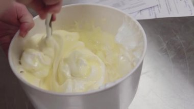 Kadın pudra sarısı ve krem şanti spatula kullanarak kase karıştırma karıştırma