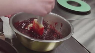 Mutfak at metal kapta spatula ile pudra kıpırdanırken reçel ve krema karıştırın