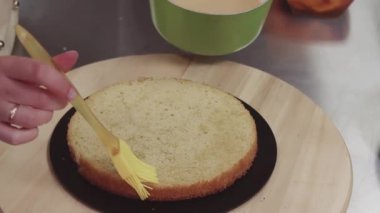 Kadın pudra el soaks tatlı sıvı ile sünger kek