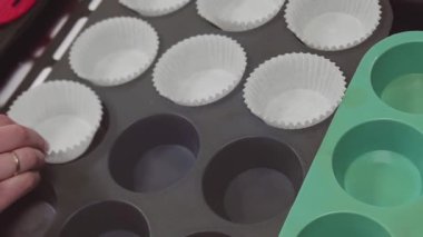 Pasta aşçı ellerini koyar muffins parşömen bardak mutfak at formu yemek pişirme içine