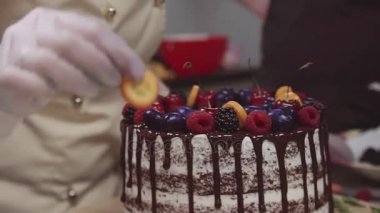 Kadın pudra sünger kek meyve ve çilek ile Süsle