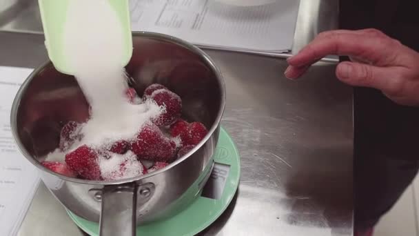 Scoop di versamenti di zucchero su fragole congelate in padella sui pesi della cucina — Video Stock