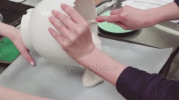 Mani femminili versano pasta cremosa sulla teglia ricoperta di carta da cucina — Video Stock