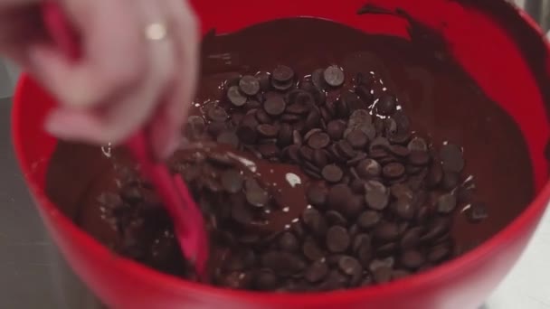 Ζαχαροπλάστης γυναικείο χέρι ανακατώνει τήξη σοκολάτας με σπάτουλα — Αρχείο Βίντεο