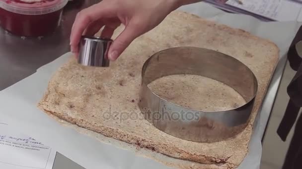Kvinna konditorn händer nedskärningar shortcake bisquit med ugnsfast form — Stockvideo