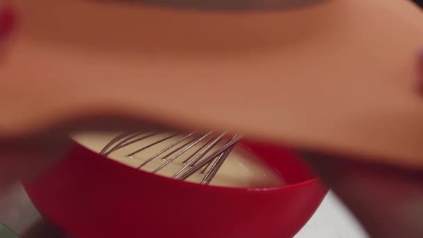 Metall visp och elektronisk termometer i vaniljsås blandning skål på kök — Stockvideo