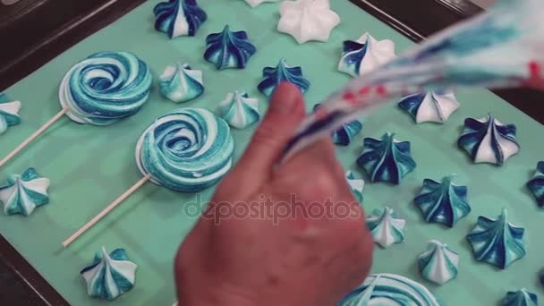 Plateaux de cuisson avec merengues colorés et sucettes au bureau en métal de la cuisine — Video