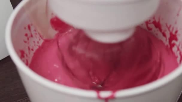 Mesin pencampur mengaduk krim kue merah di dapur — Stok Video
