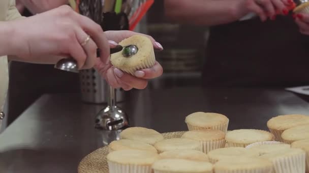 Femme confiseur chambre de coupes à la main dans le muffin avec cuillère à café — Video