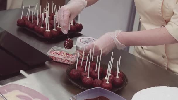 Çikolata renkli confetty sopayla topa pudra Süsle — Stok video