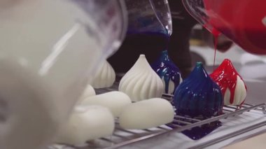 Yağan kırmızı ve mavi ayna sır metal ızgara üzerinde köpük Pastalar