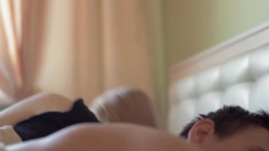Kadın uyanır ve uykuda kas kocası yatakta, sabah erken görüşmeler