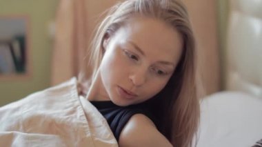 Kız uyanıyor ve erken şafak yatakta uyurken kas koca konuştuğu