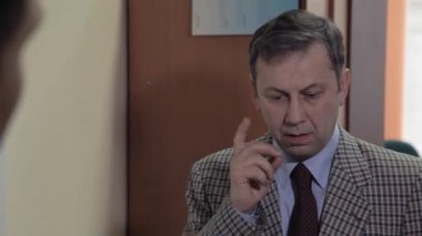 Kabine ofiste çalışan adam iş yetişkin patronu kızıyor