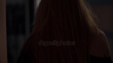 Genç çekici kadın için çekmece oturma odasında yürür, elbise alır