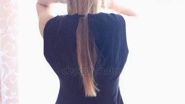 Kadın mücadeleler altında fermuar kadar üzerinde siyah elbisenin içinde parlak oda arka fermuarlar