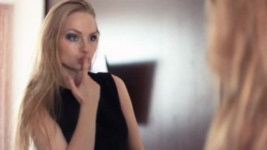 Genç güzel sarışın oynak kız aynaya, Gönder hava öpücük arıyor