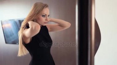 Hazırlanıyor aynaya bakarak çekici sarışın genç neşeli kadın