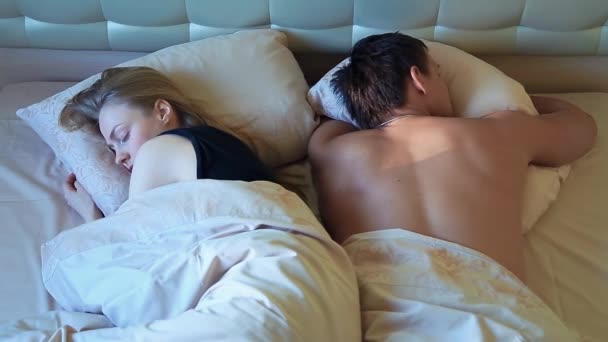 Unga heterosexuella par ligger i sängen i tidig morgon — Stockvideo