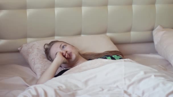 Attraktive träge blonde Mädchen steigt früh morgens aus dem Bett — Stockvideo