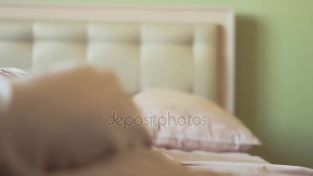 Bella pigra ragazza bionda esce a letto la mattina presto — Video Stock