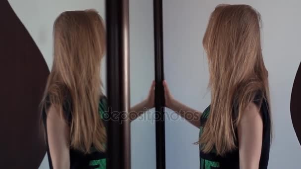 Menina sexy jovem abre porta da gaveta do espelho, escolhendo roupas de manhã — Vídeo de Stock