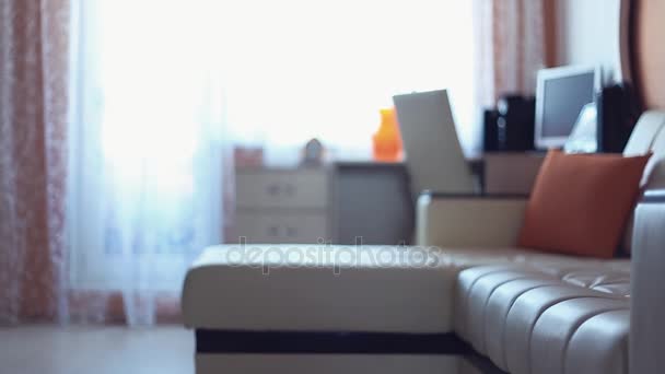 Ung kvinna kastar klänning på soffan i vardagsrummet i tidig morgon — Stockvideo