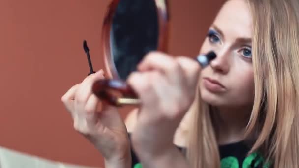 Attraktiv kvinna gör hennes make sätter på mascara undersöker liten spegel — Stockvideo